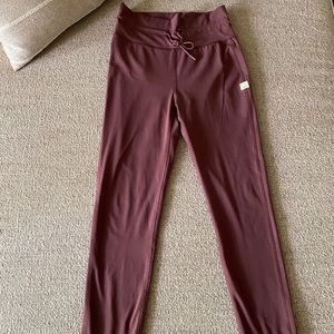 Vuori jogger leggings size Small. Plum color.